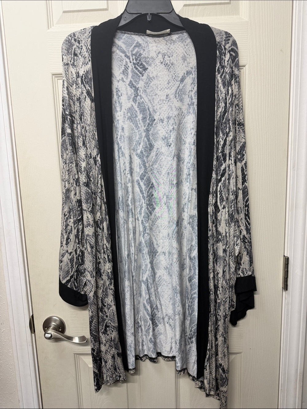 Zenana Outfitters Black & White Snake-Print Open Front Cape